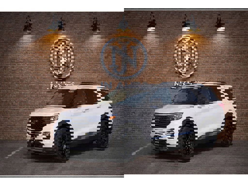 Used 2022 Ford Explorer XLT w/ Equipment Group 202A image 2