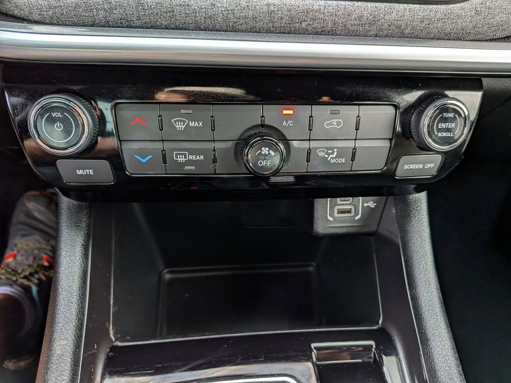 Used 2024 Jeep Compass Latitude AWD/4WD image 17