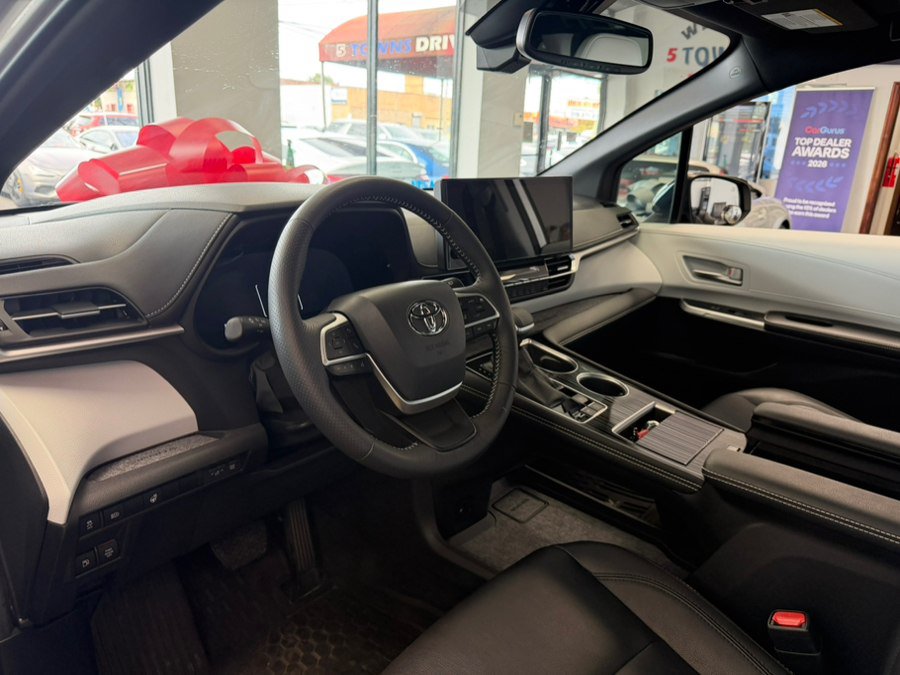 Used 2025 Toyota Sienna XSE FWD image 28