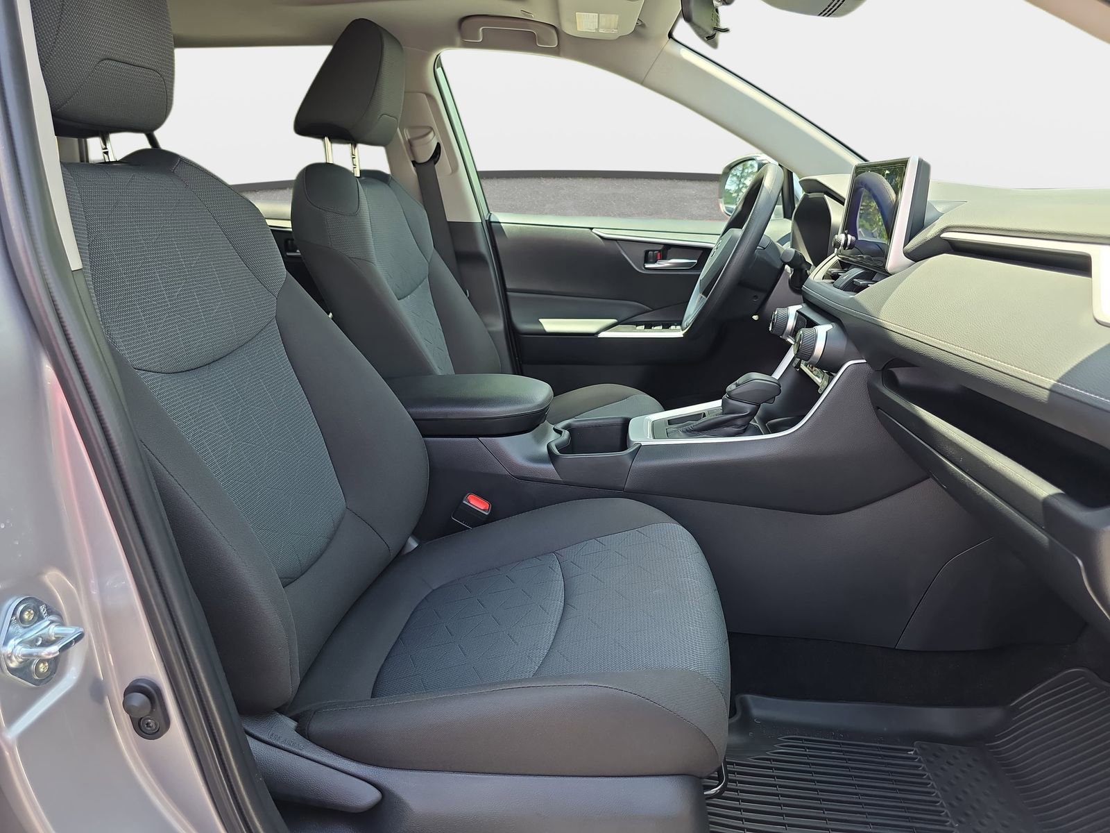 Used 2025 Toyota RAV4 XLE w/ Convenience Package FWD image 10