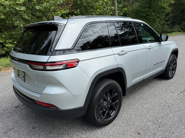 Used 2025 Jeep Grand Cherokee Altitude AWD/4WD image 6