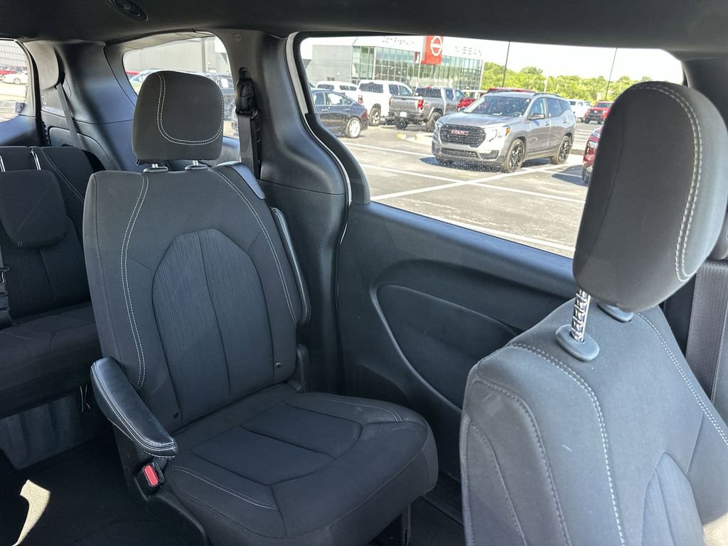 Used 2023 Chrysler Pacifica Touring FWD image 14