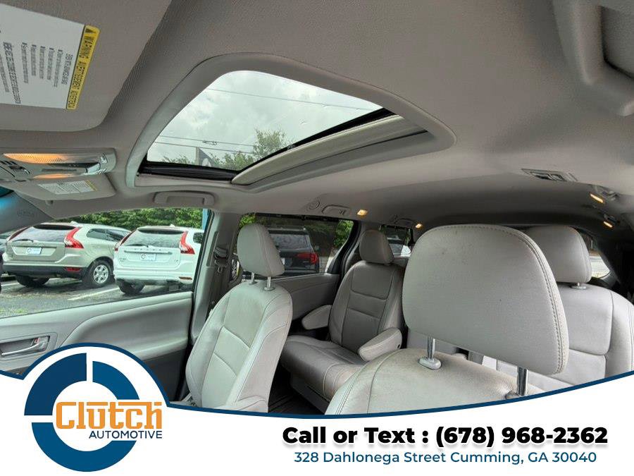 Used 2017 Toyota Sienna XLE w/ XLE Navigation Package FWD image 12