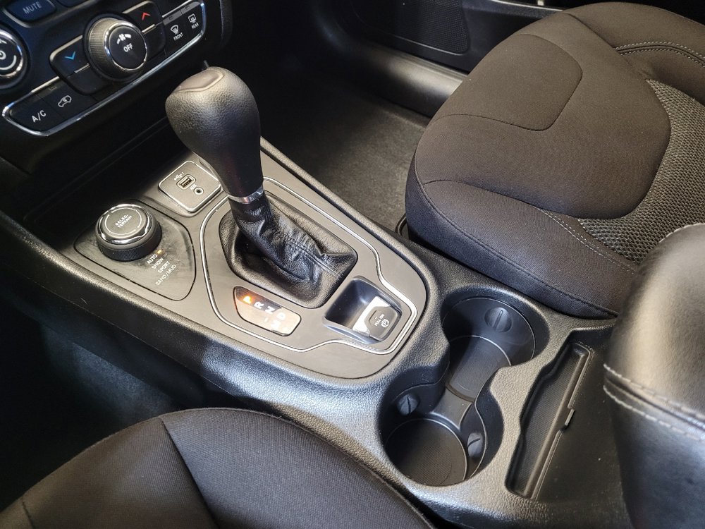 Used 2019 Jeep Cherokee Latitude w/ Popular Appearance Group AWD/4WD image 26