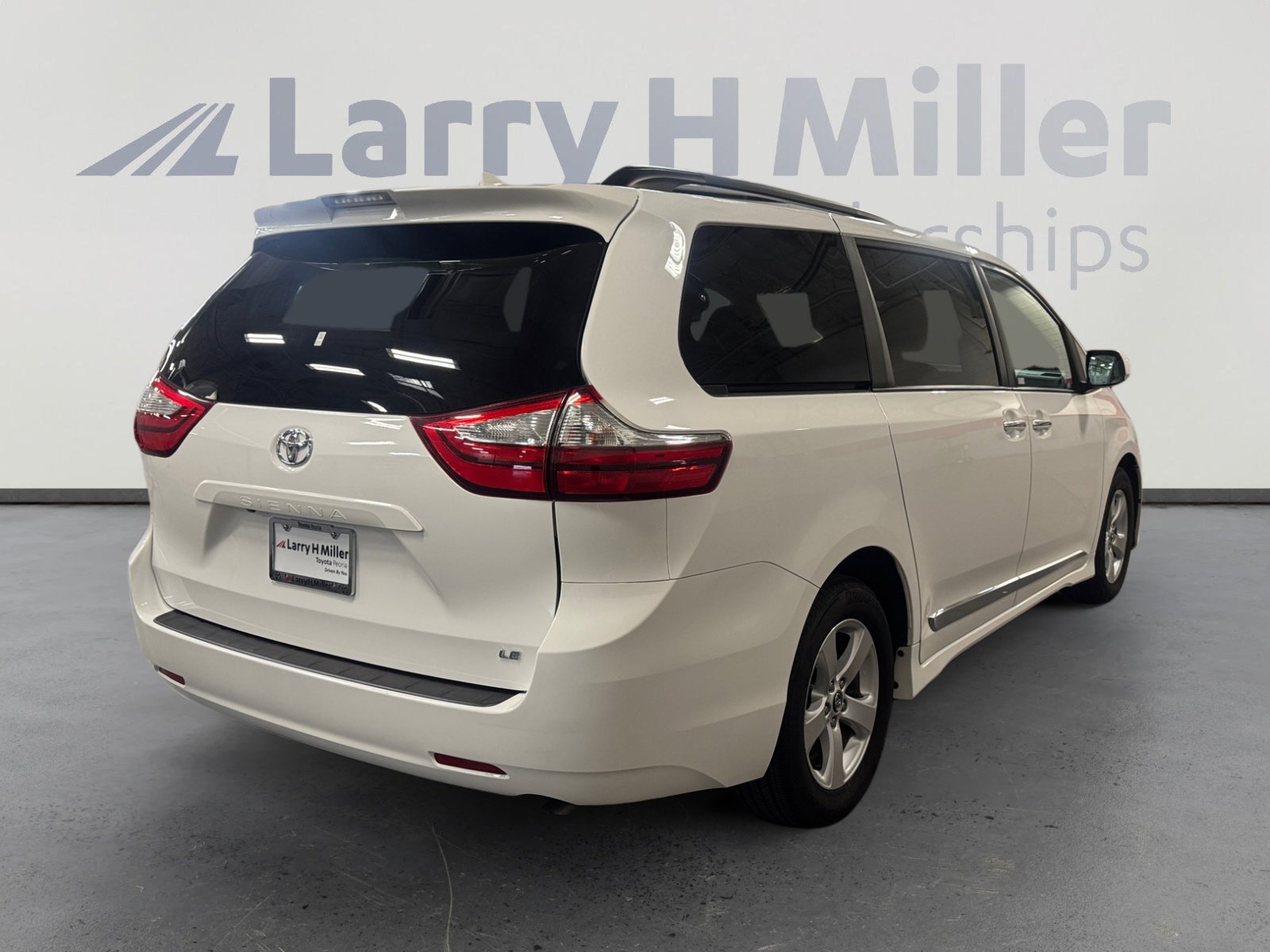 Certified 2019 Toyota Sienna LE w/ LE Preferred Package FWD image 5