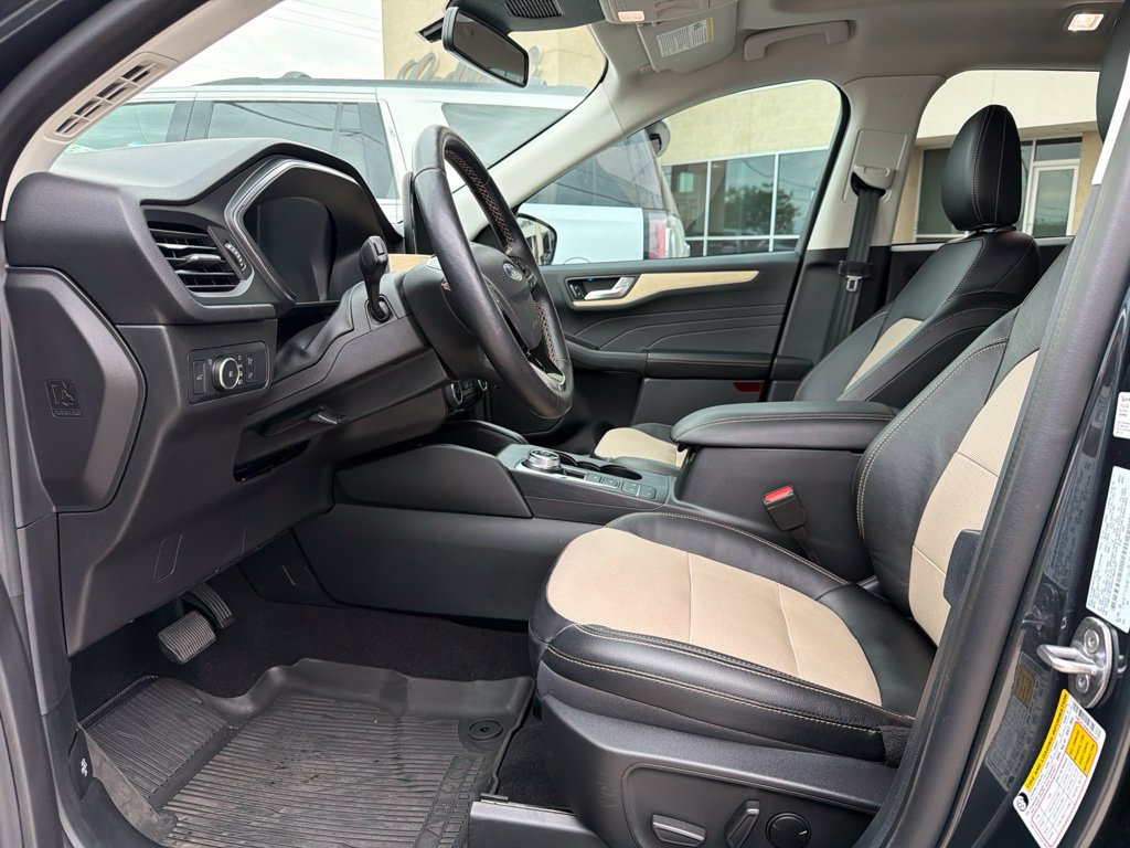 Used 2022 Ford Escape Titanium w/ Titanium Elite Package AWD/4WD image 4