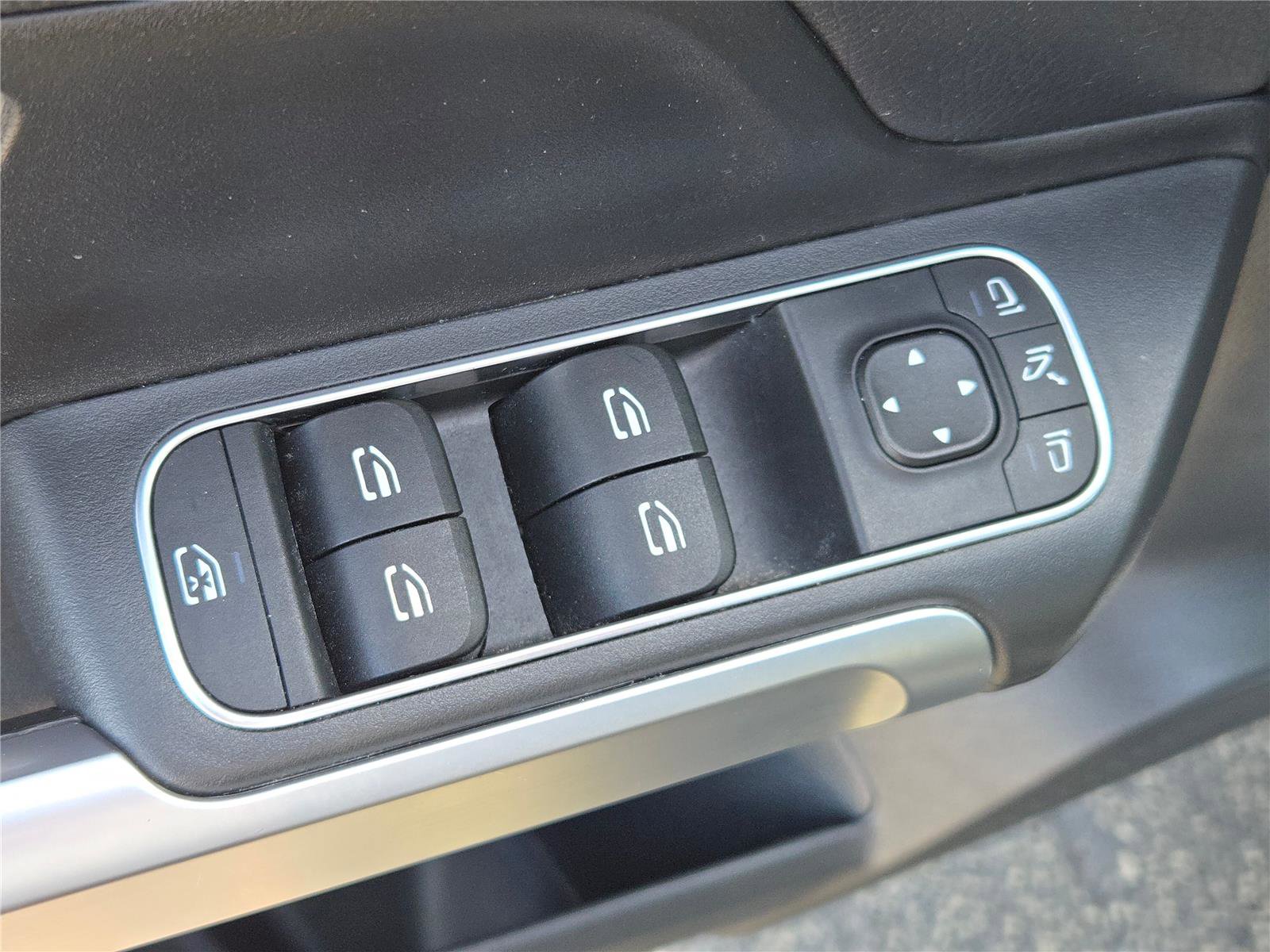 Used 2023 Mercedes-Benz GLB 250 4MATIC w/ Premium Package image 23
