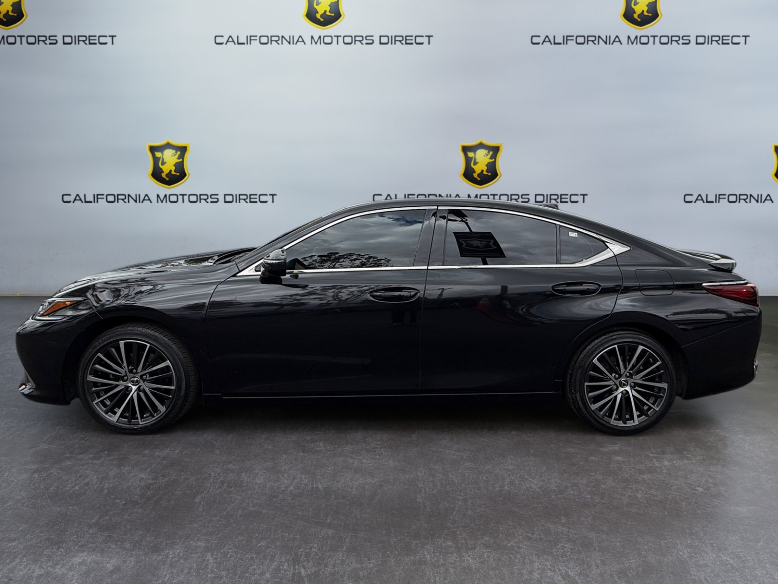 Used 2024 Lexus ES 300h w/ Premium Package FWD image 2
