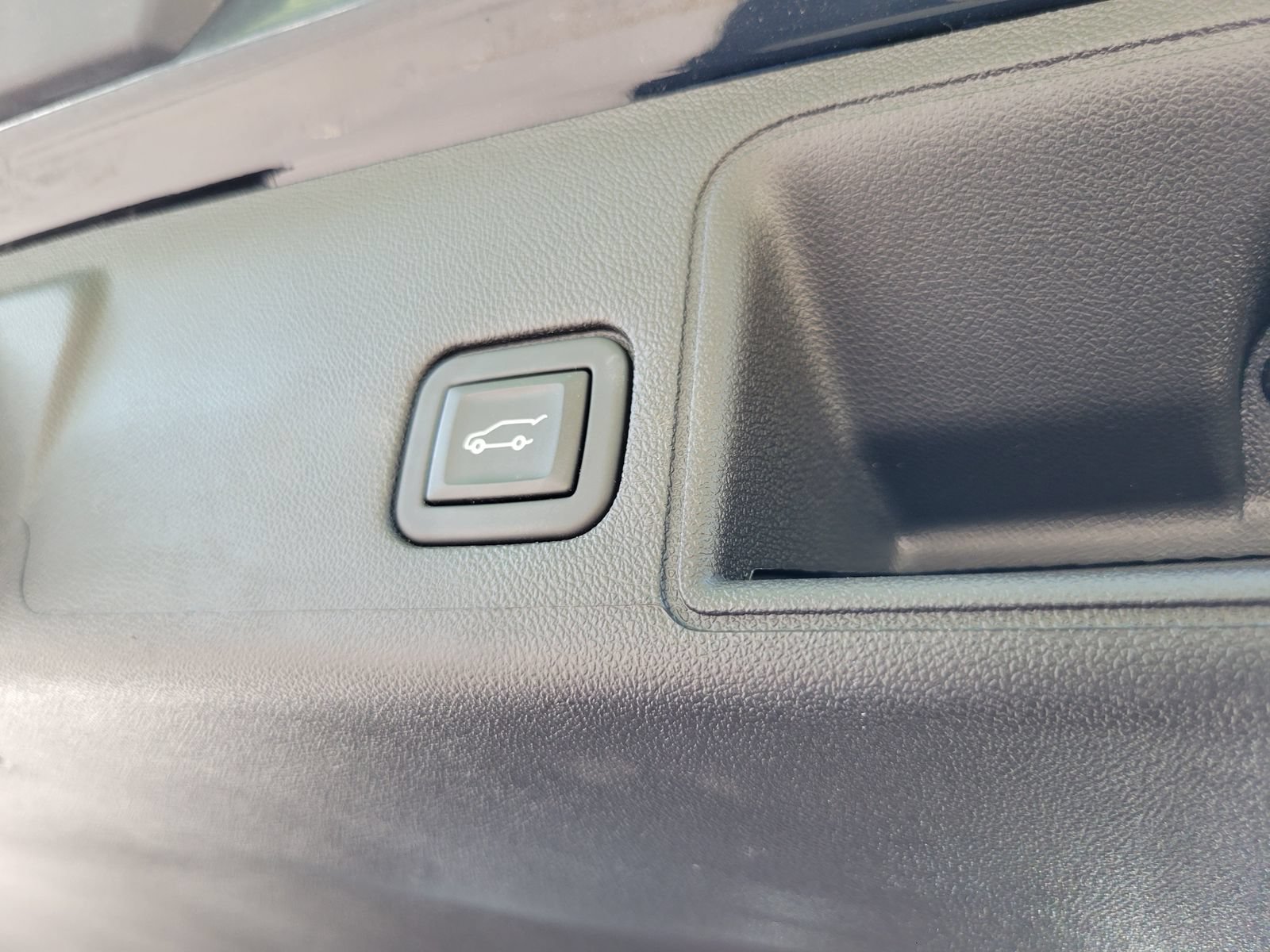 Used 2023 GMC Terrain SLT w/ LPO, Floor Liner Package AWD/4WD image 33