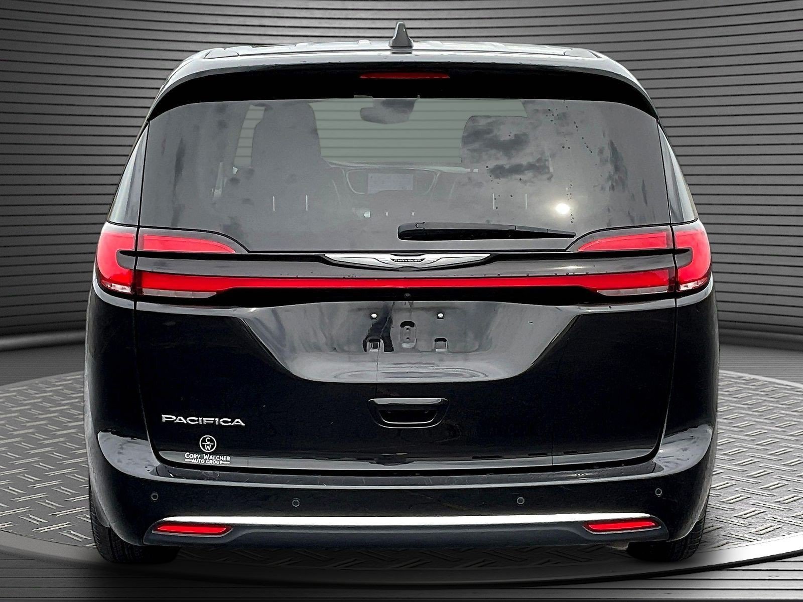 Used 2024 Chrysler Pacifica Touring-L FWD image 6