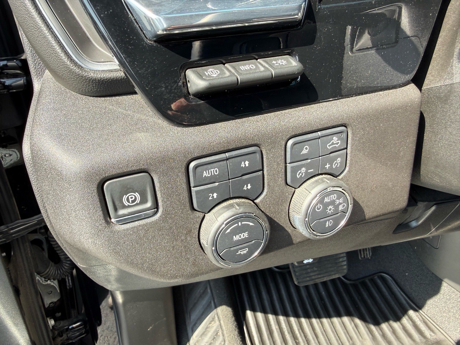 Used 2025 Chevrolet Silverado 2500 LTZ w/ LTZ Premium Package AWD/4WD image 19