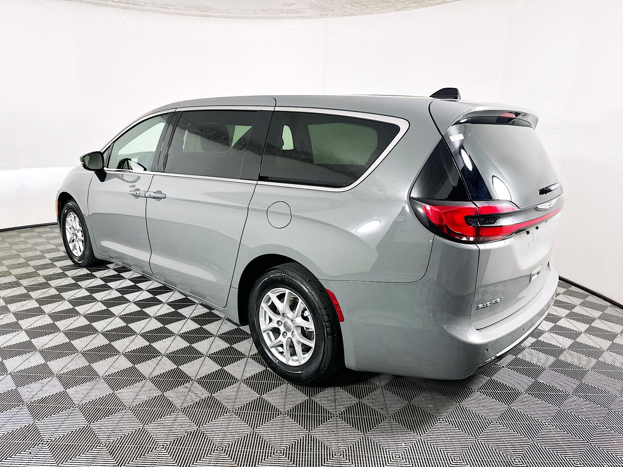 Used 2025 Chrysler Pacifica Select image 5