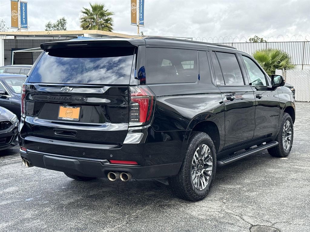 Used 2025 Chevrolet Suburban Z71 image 3