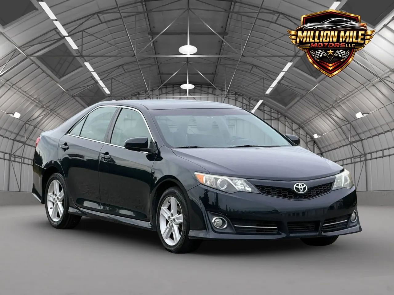 Used 2013 Toyota Camry SE FWD image 1