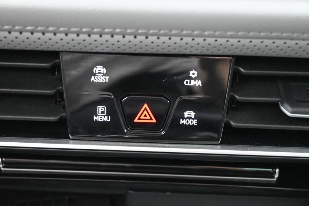 Used 2025 Volkswagen Atlas Peak Edition SE AWD/4WD image 17