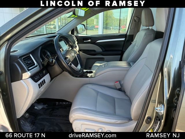 Used 2017 Toyota Highlander XLE w/ Carpet Mat Package AWD/4WD image 11
