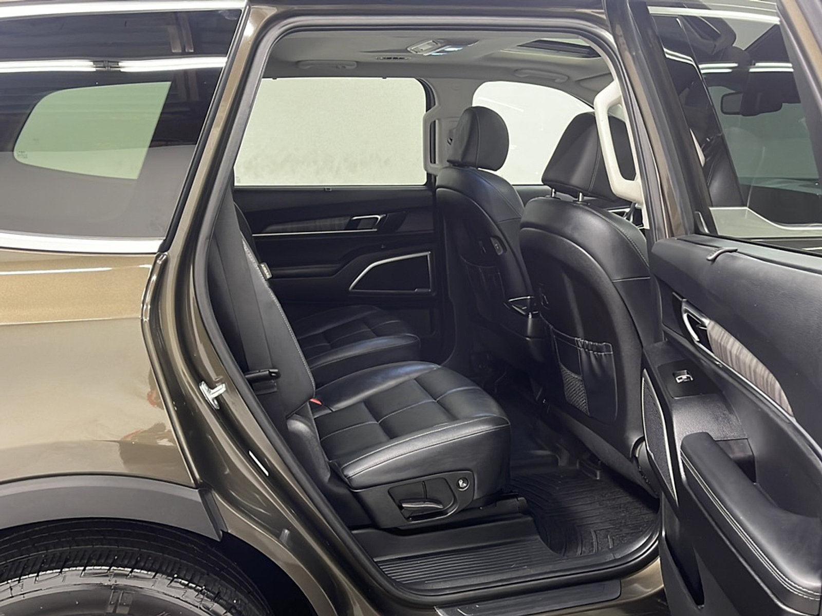 Used 2024 Kia Telluride EX w/ EX Captain's Chair Package AWD/4WD image 21