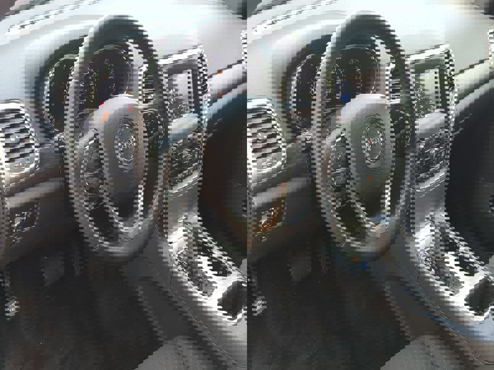 Used 2019 Jeep Grand Cherokee Laredo AWD/4WD image 10