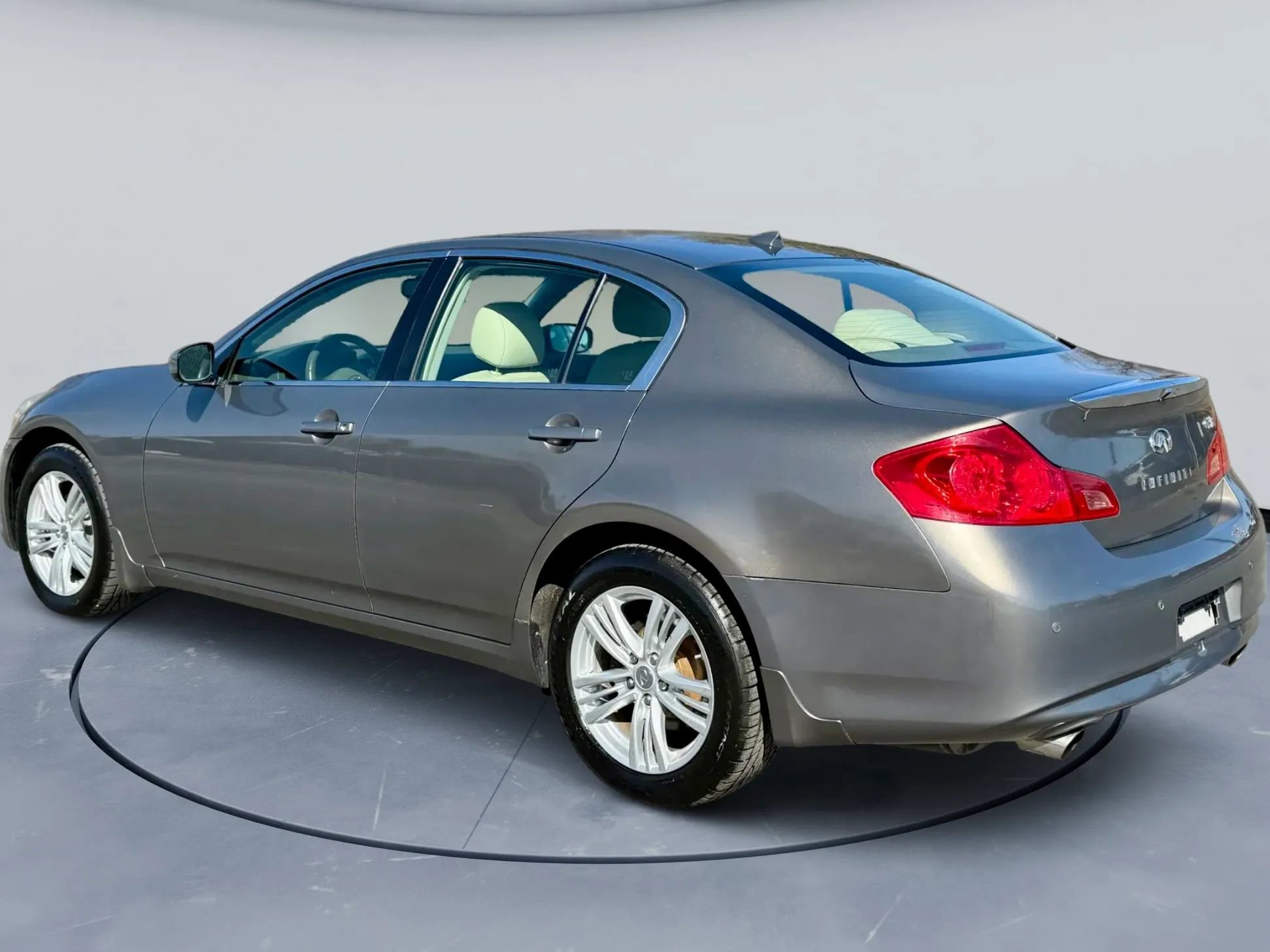 Used 2010 INFINITI G37 x Sedan w/ Premium Pkg image 4