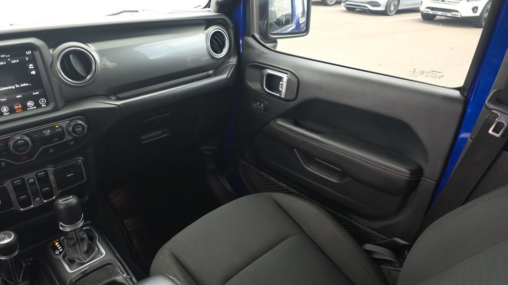 Used 2018 Jeep Wrangler Unlimited Sahara AWD/4WD image 27