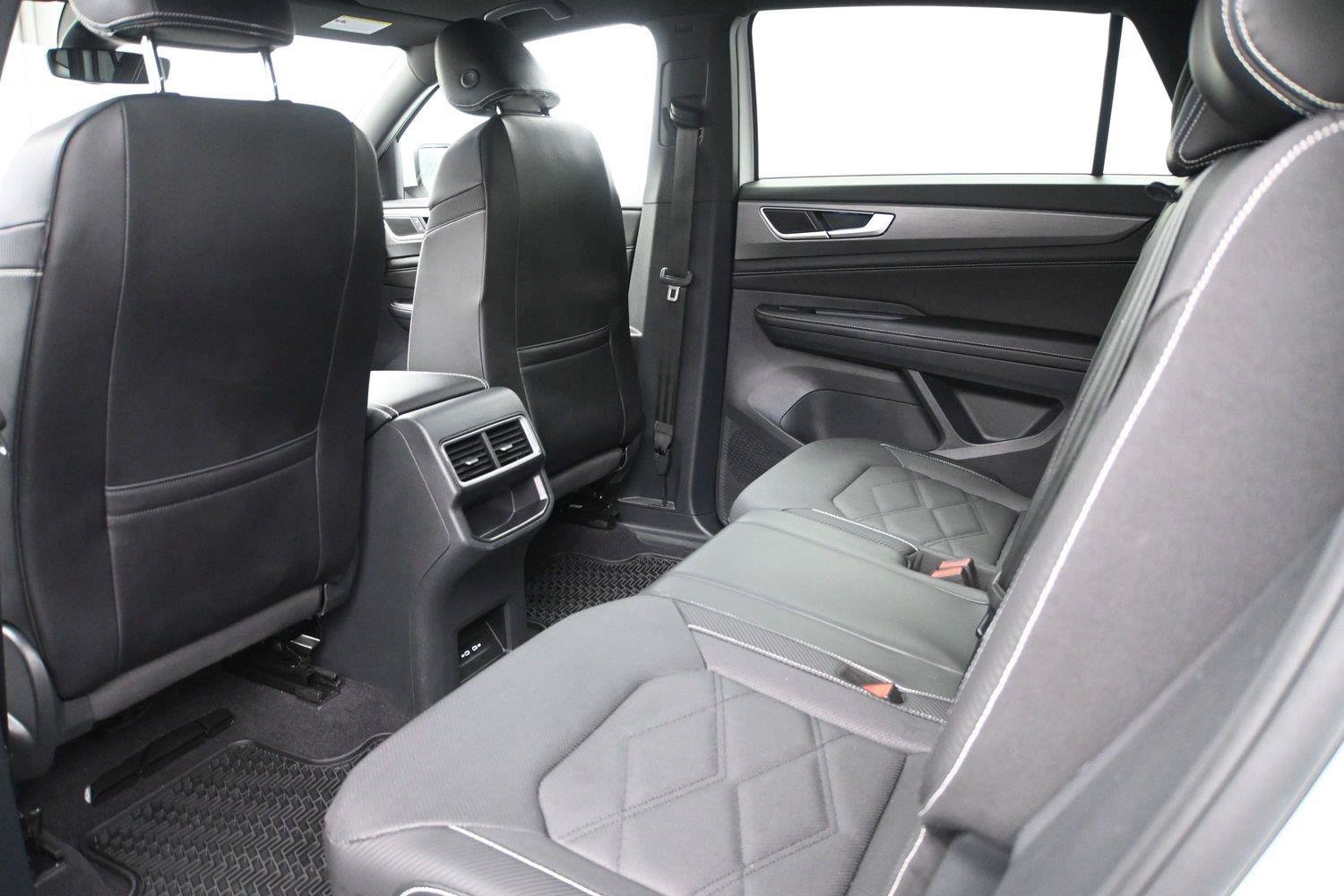 Used 2024 Volkswagen Atlas Cross Sport SE AWD/4WD image 13