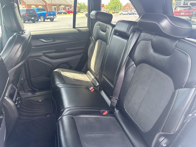 Used 2025 Jeep Grand Cherokee Altitude AWD/4WD image 16