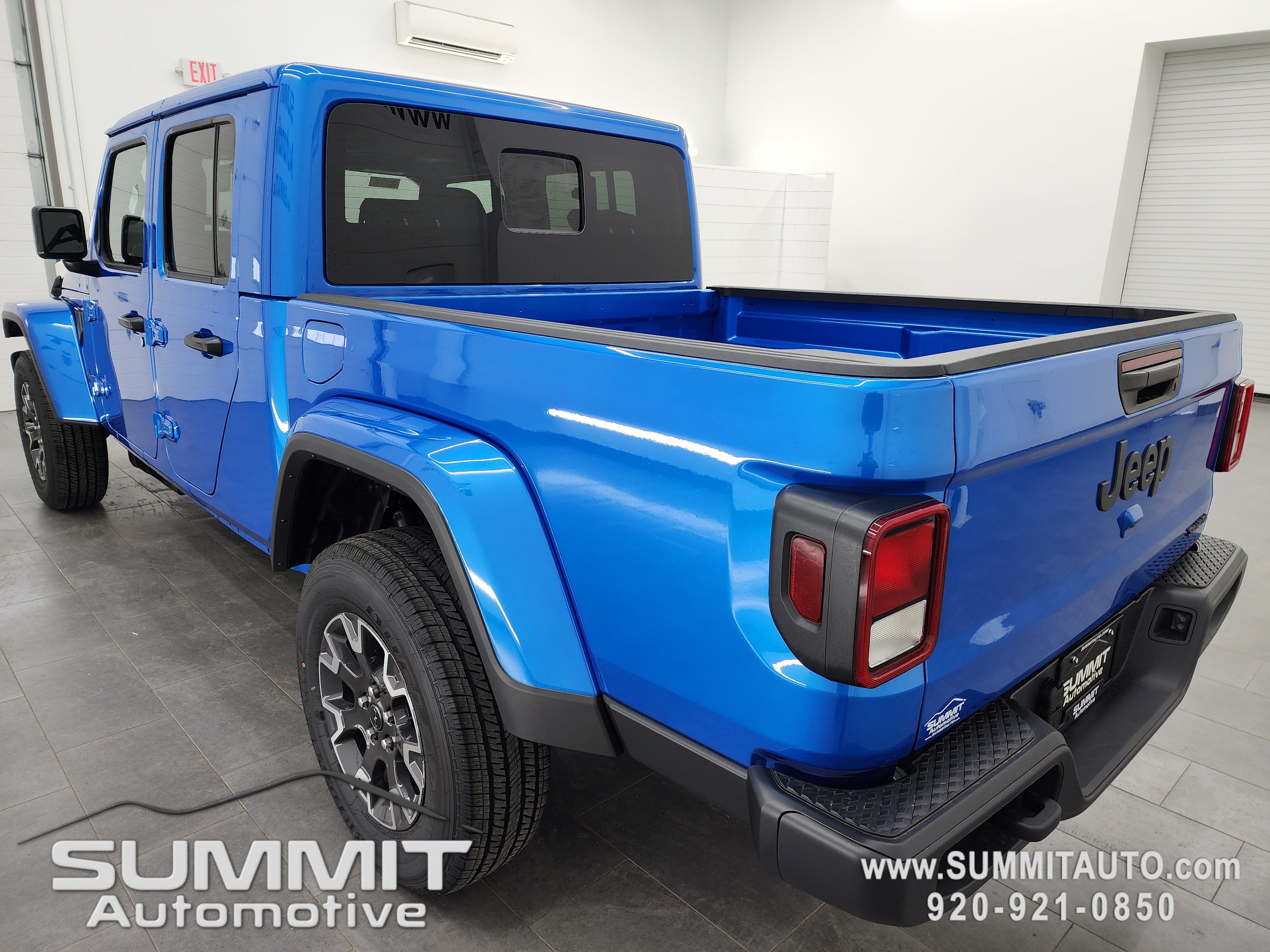 New 2026 Jeep Gladiator Sahara image 6