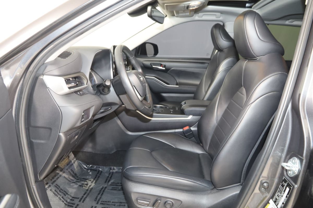Used 2022 Toyota Highlander XLE FWD image 11