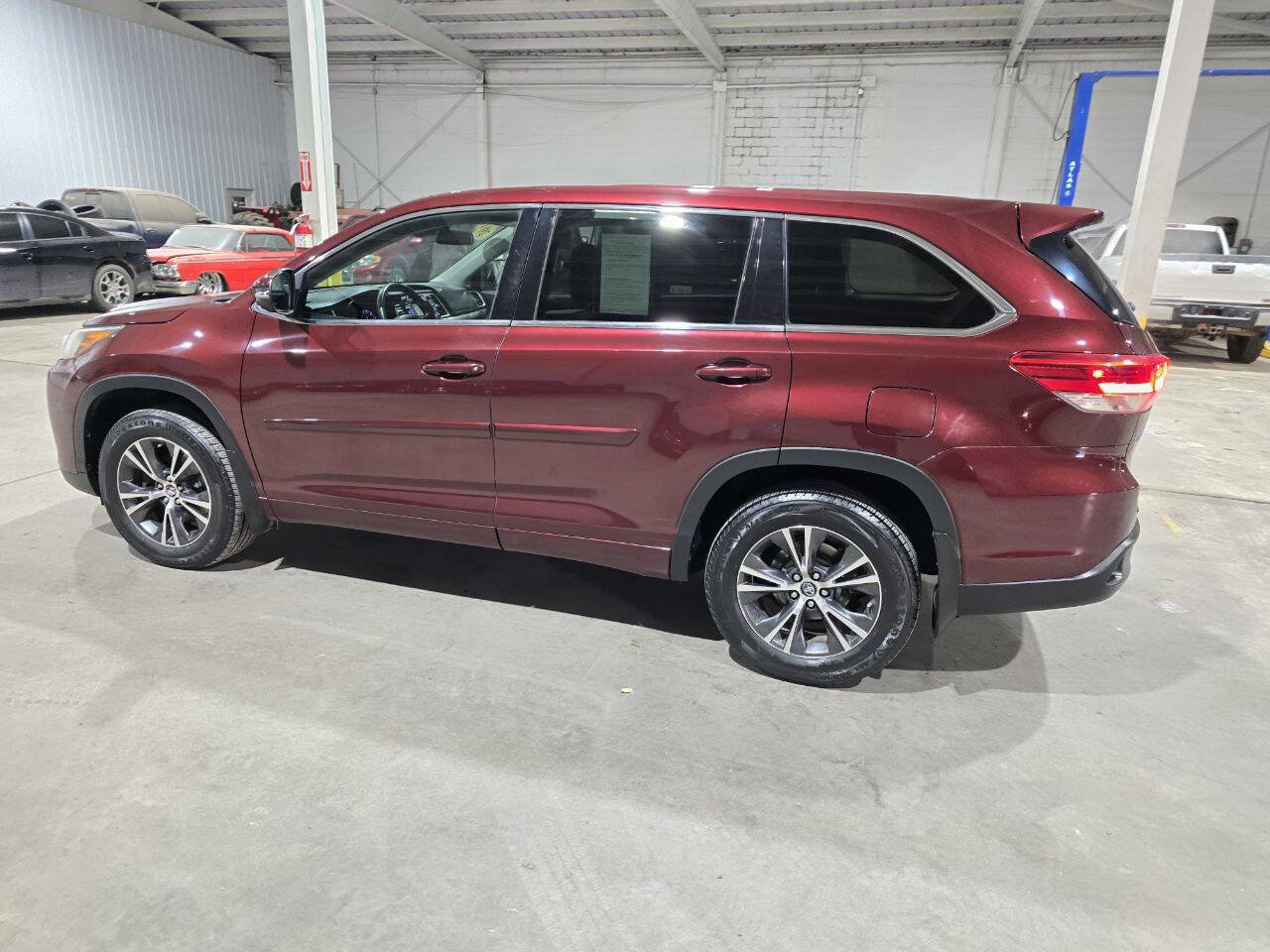 Used 2017 Toyota Highlander LE AWD/4WD image 6