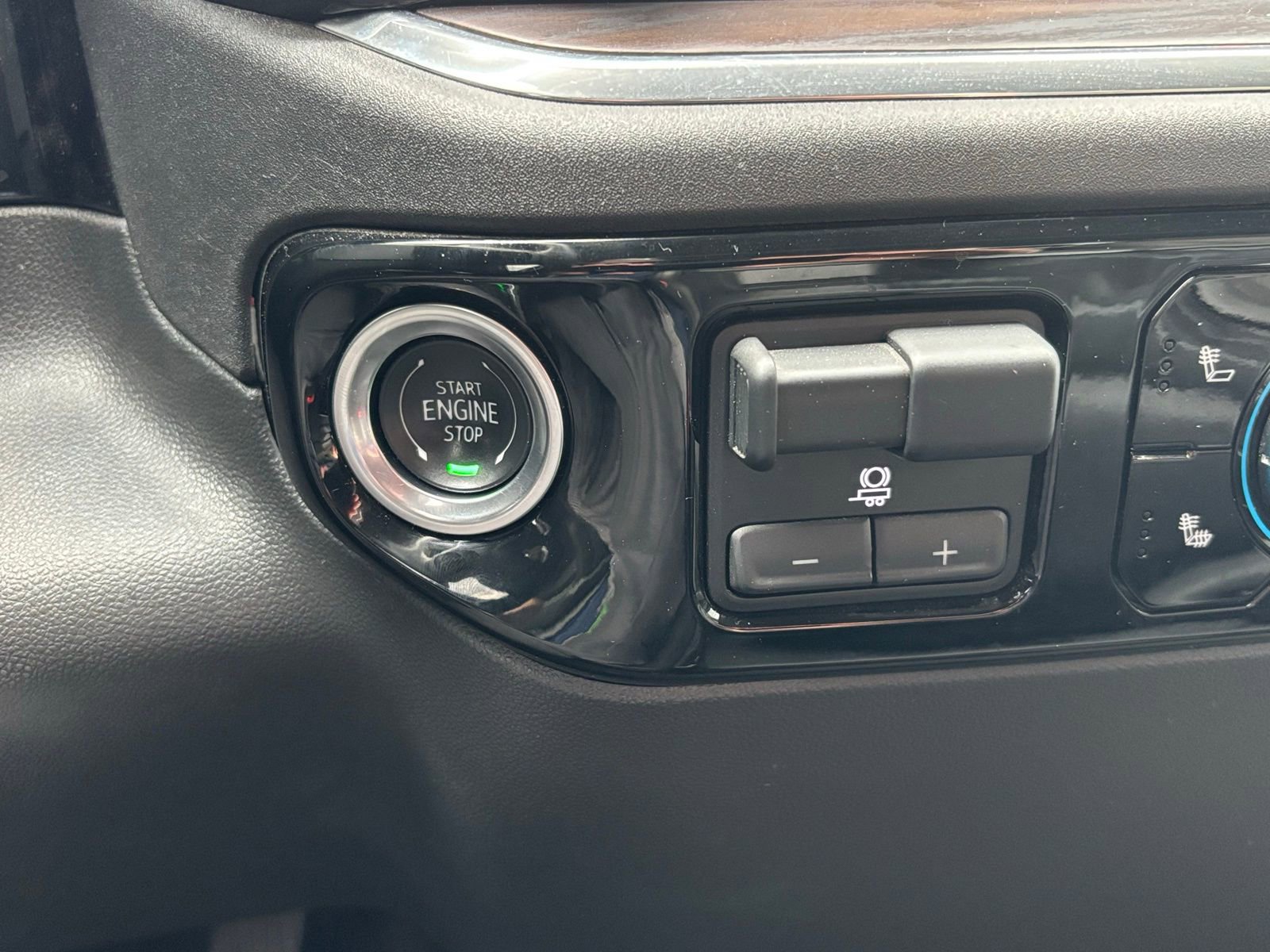 Used 2025 GMC Sierra 1500 SLT image 8