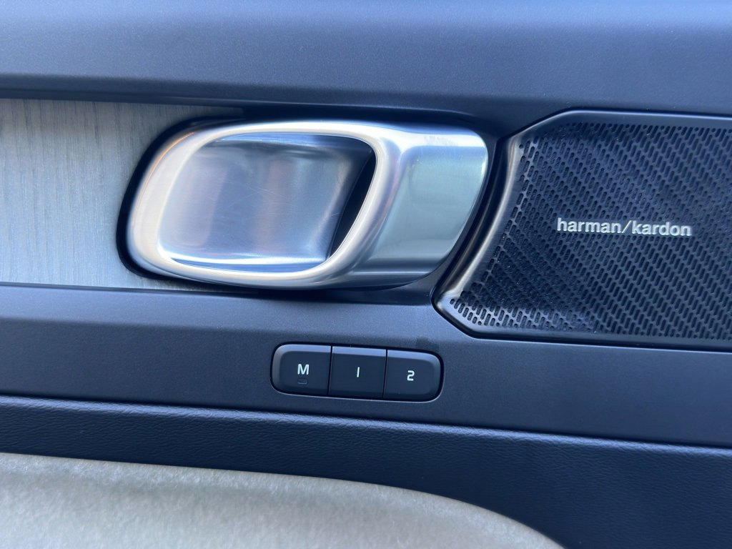 Used 2020 Volvo XC40 T4 Inscription image 12