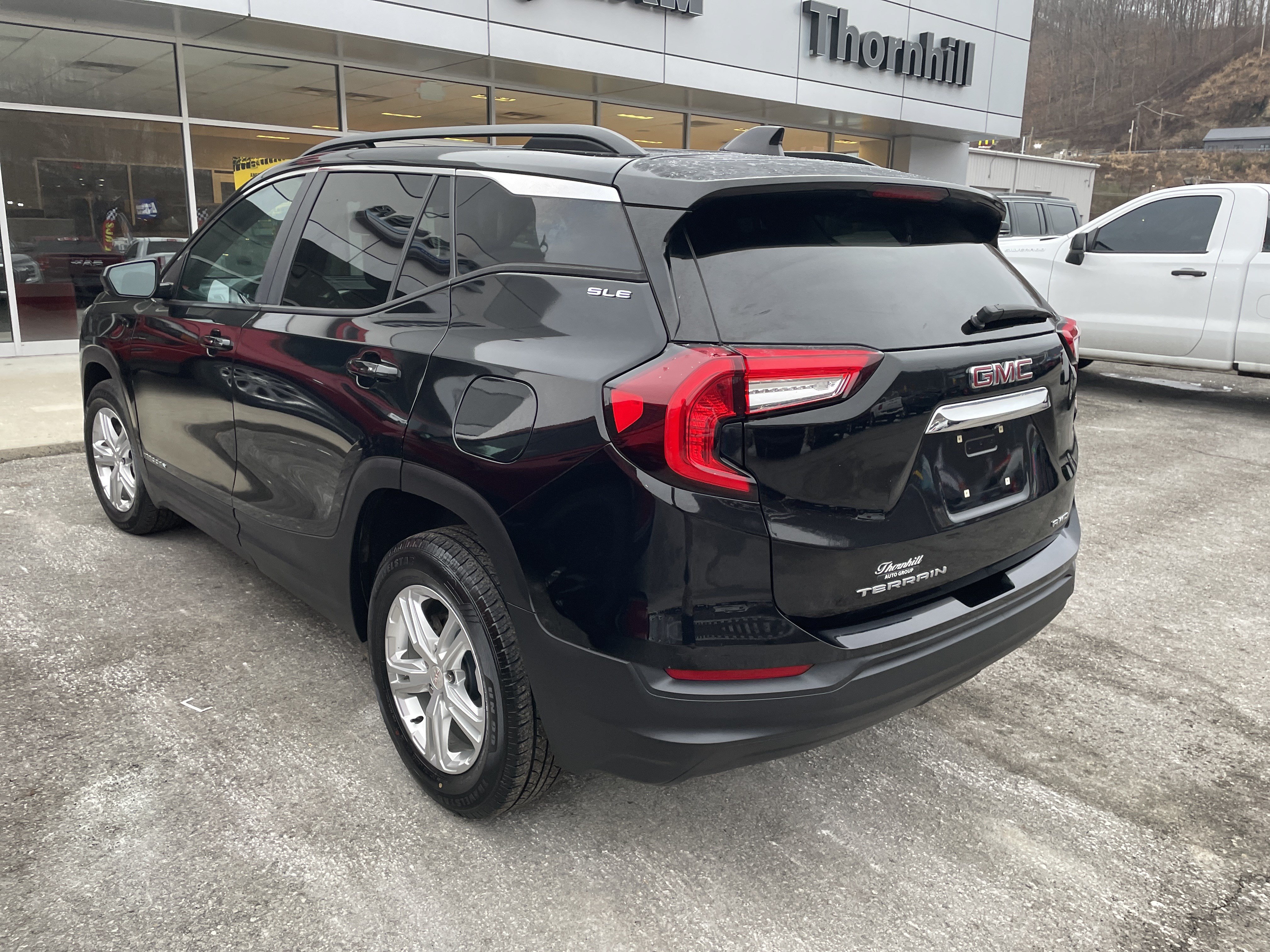 Used 2022 GMC Terrain SLE w/ Driver Convenience Package AWD/4WD image 6
