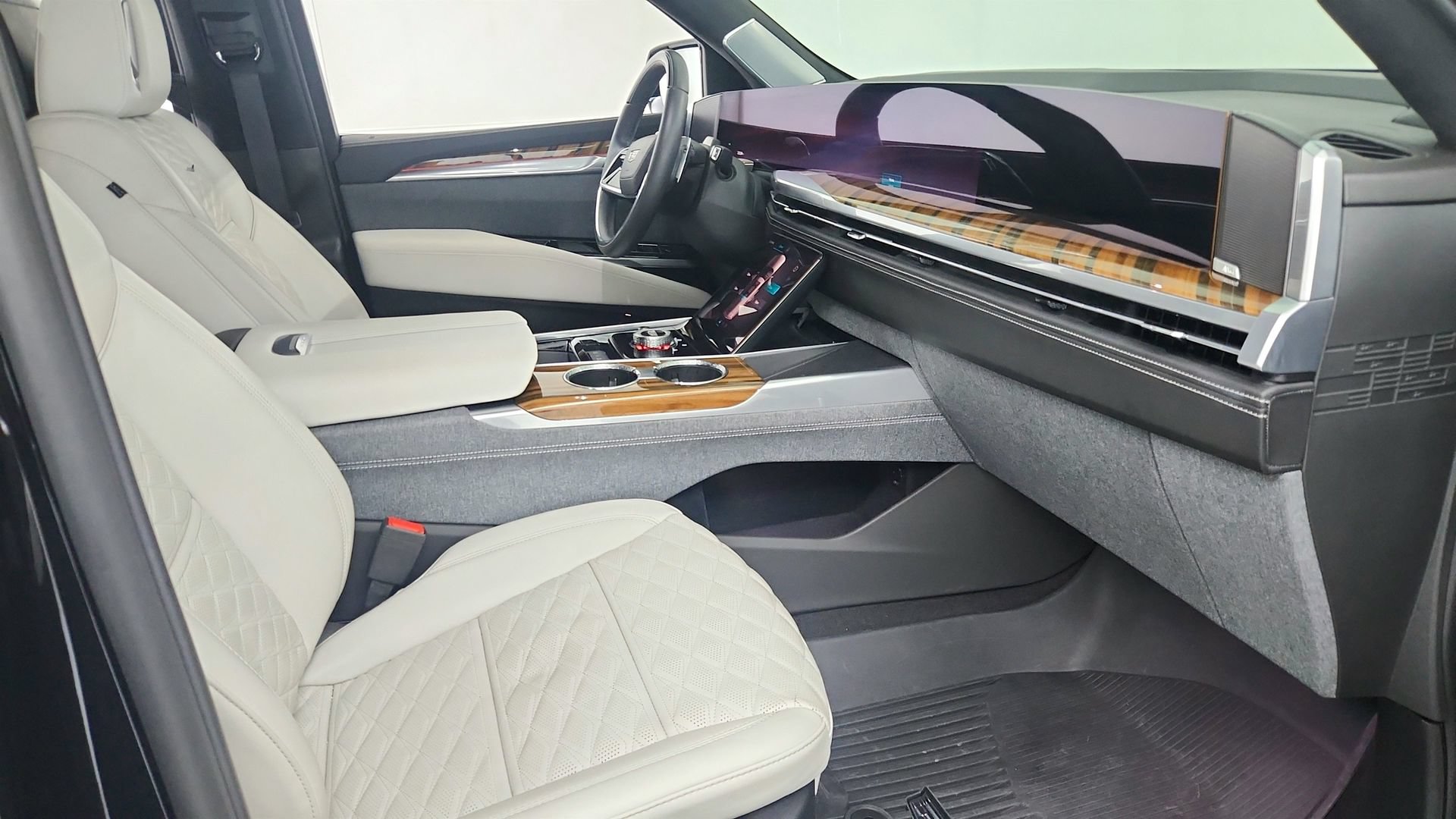 Certified 2025 Cadillac Escalade Sport Platinum w/ LPO, Floor Liner Package AWD/4WD image 29