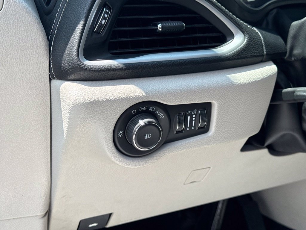 Used 2024 Chrysler Pacifica Limited FWD image 38