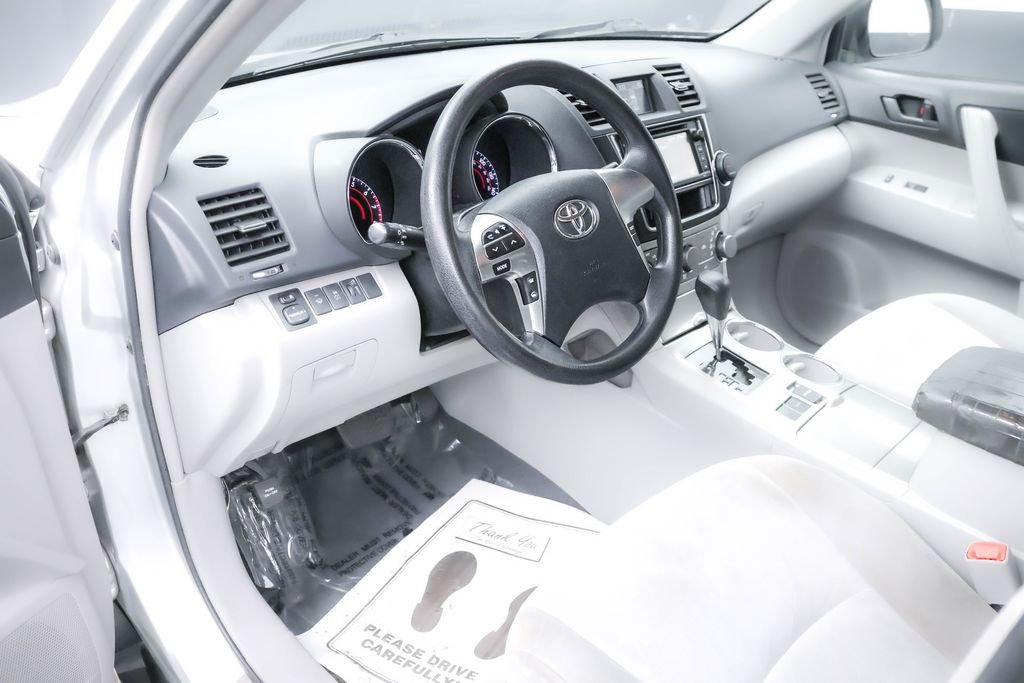 Used 2013 Toyota Highlander Plus w/ Cold Weather Pkg image 3