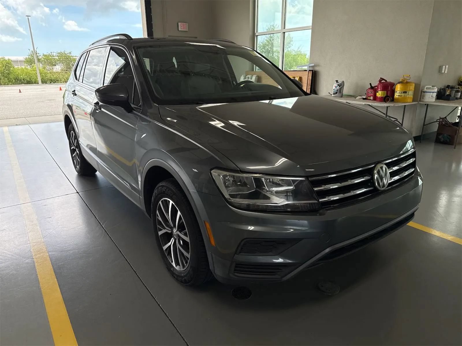 Used 2020 Volkswagen Tiguan SE w/ Panoramic Sunroof Package FWD image 2