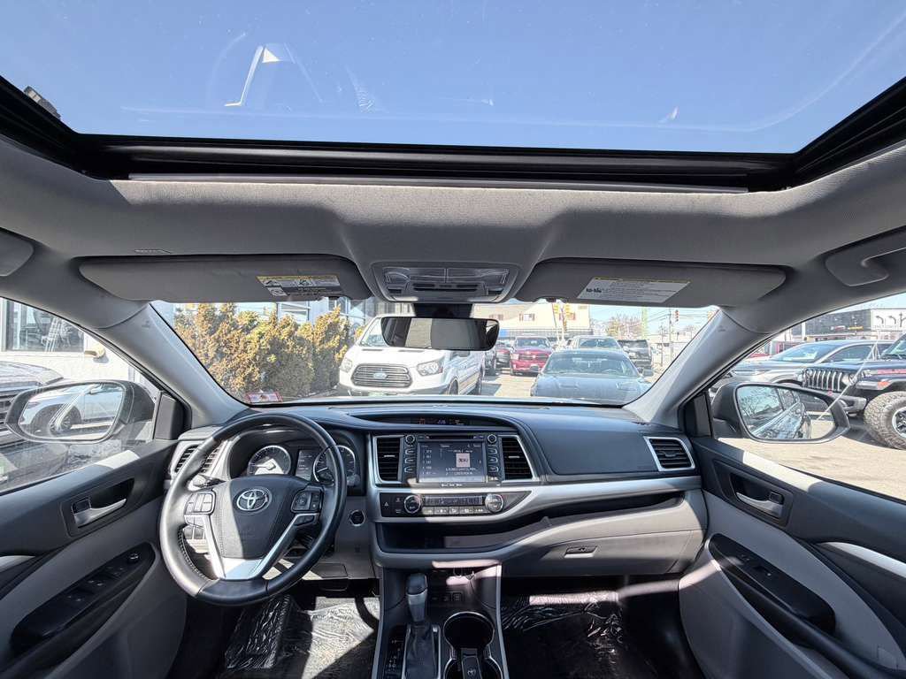 Used 2019 Toyota Highlander XLE AWD/4WD image 35