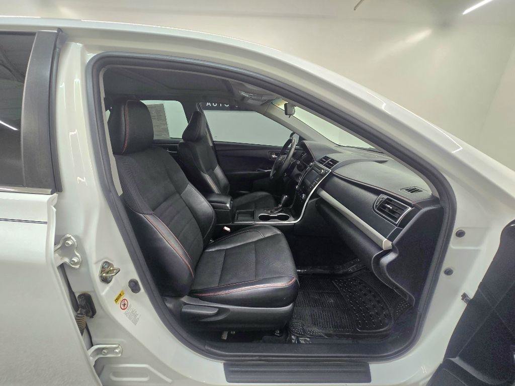 Used 2017 Toyota Camry SE w/ Moonroof Package FWD image 21