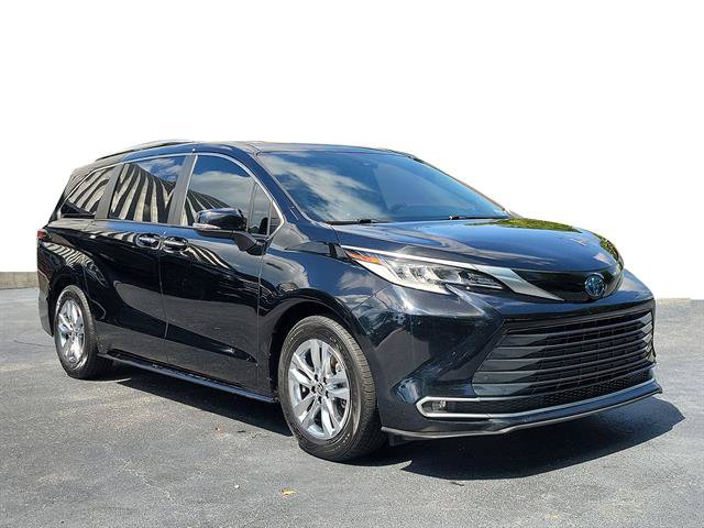 Used 2023 Toyota Sienna Limited FWD image 3