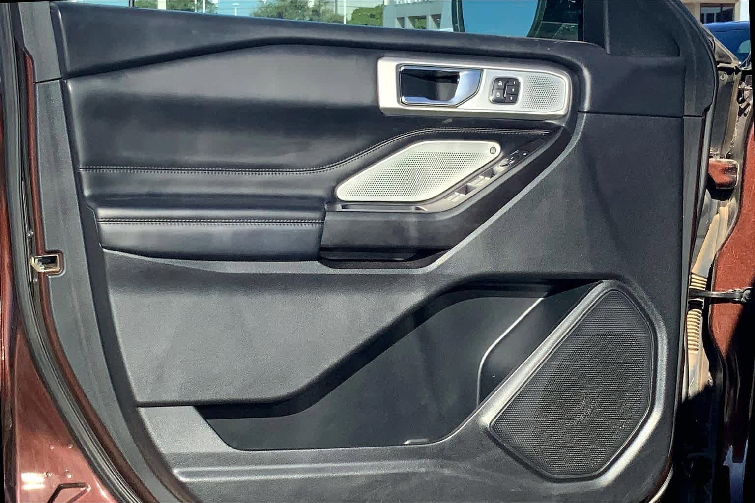 Used 2020 Ford Explorer Platinum w/ Premium Technology Package image 19