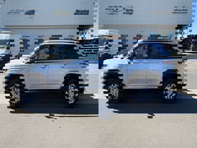 New 2025 Jeep Grand Cherokee Laredo image 3