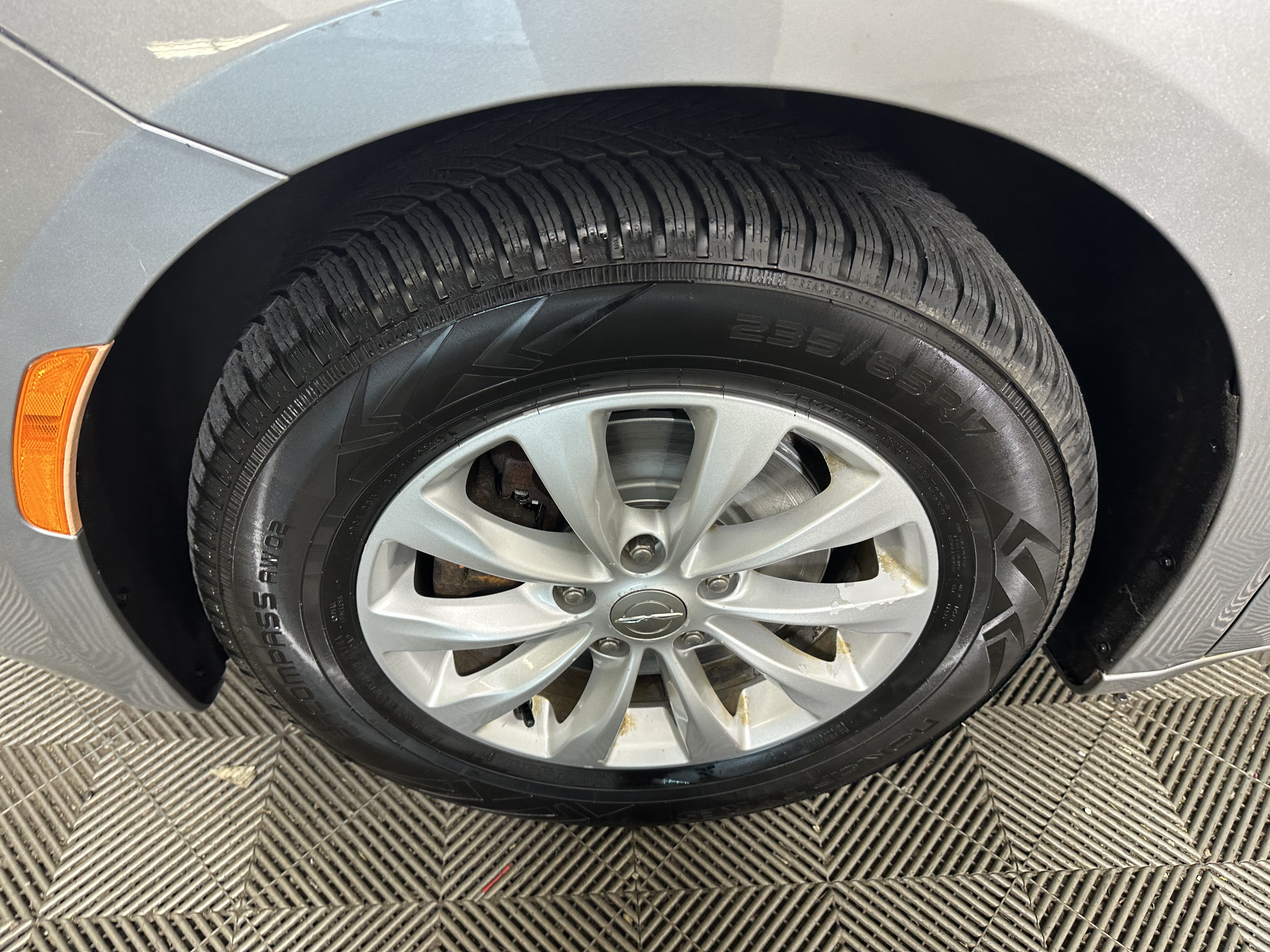 Used 2017 Chrysler Pacifica Touring w/ Tire & Wheel Group FWD image 10