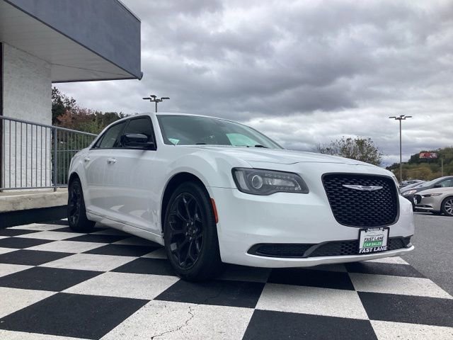 Used 2019 Chrysler 300 Touring w/ Sport Appearance Package image 4
