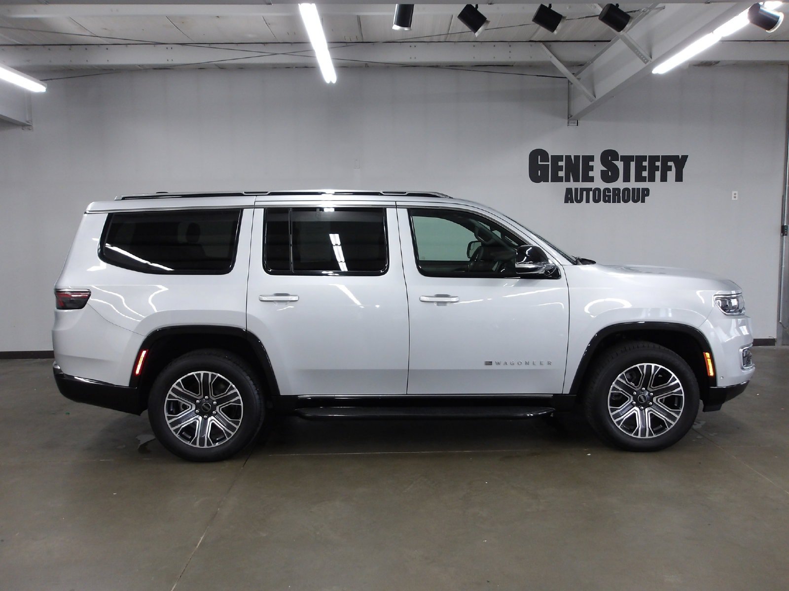 Used 2025 Jeep Wagoneer 4WD image 3