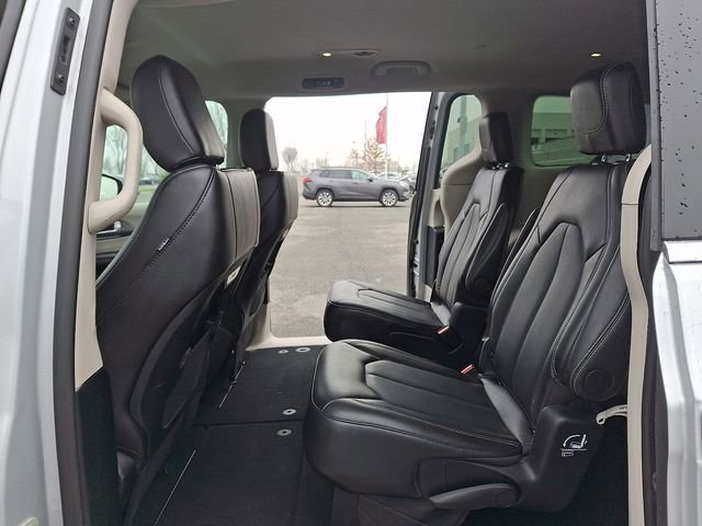 Used 2024 Chrysler Pacifica Touring-L FWD image 10