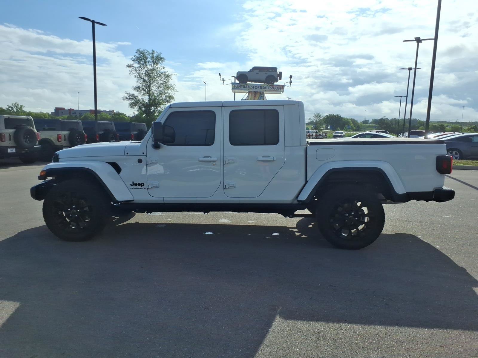 Used 2025 Jeep Gladiator Sport AWD/4WD image 6