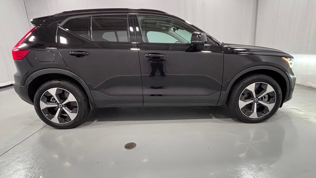 Certified 2025 Volvo XC40 B5 Plus AWD/4WD image 5