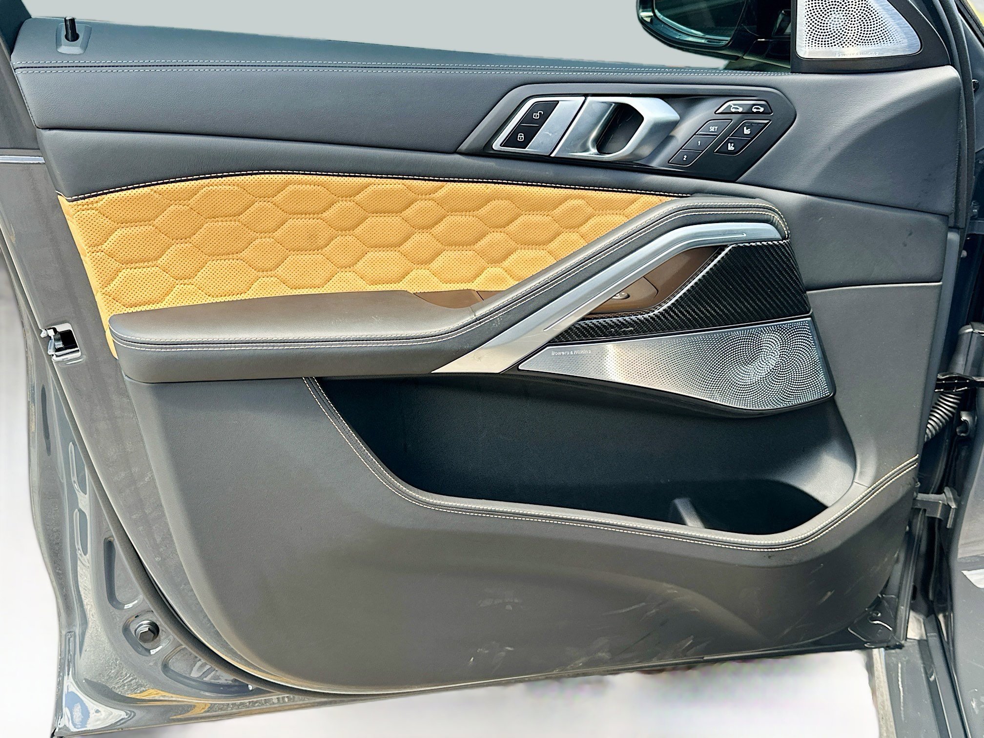 Used 2025 BMW X6 M Competition w/ Executive Package image 22