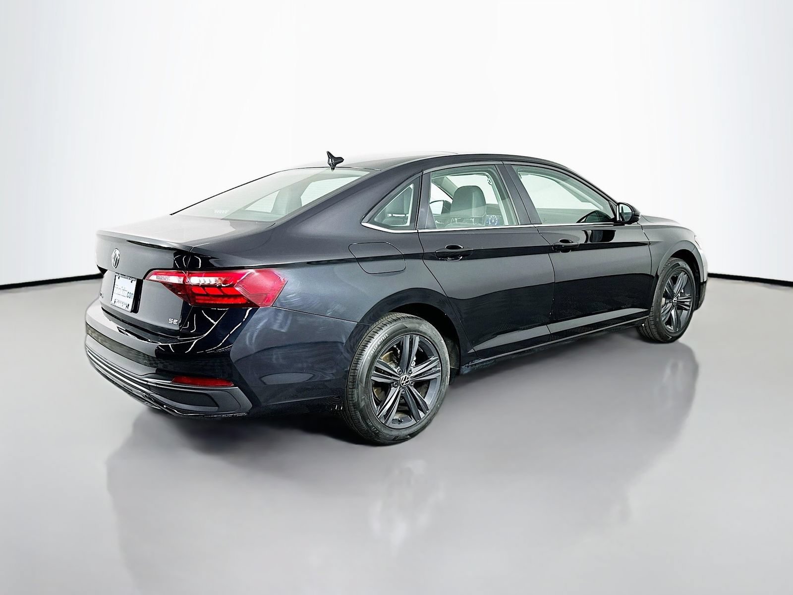 Used 2024 Volkswagen Jetta SE FWD image 8