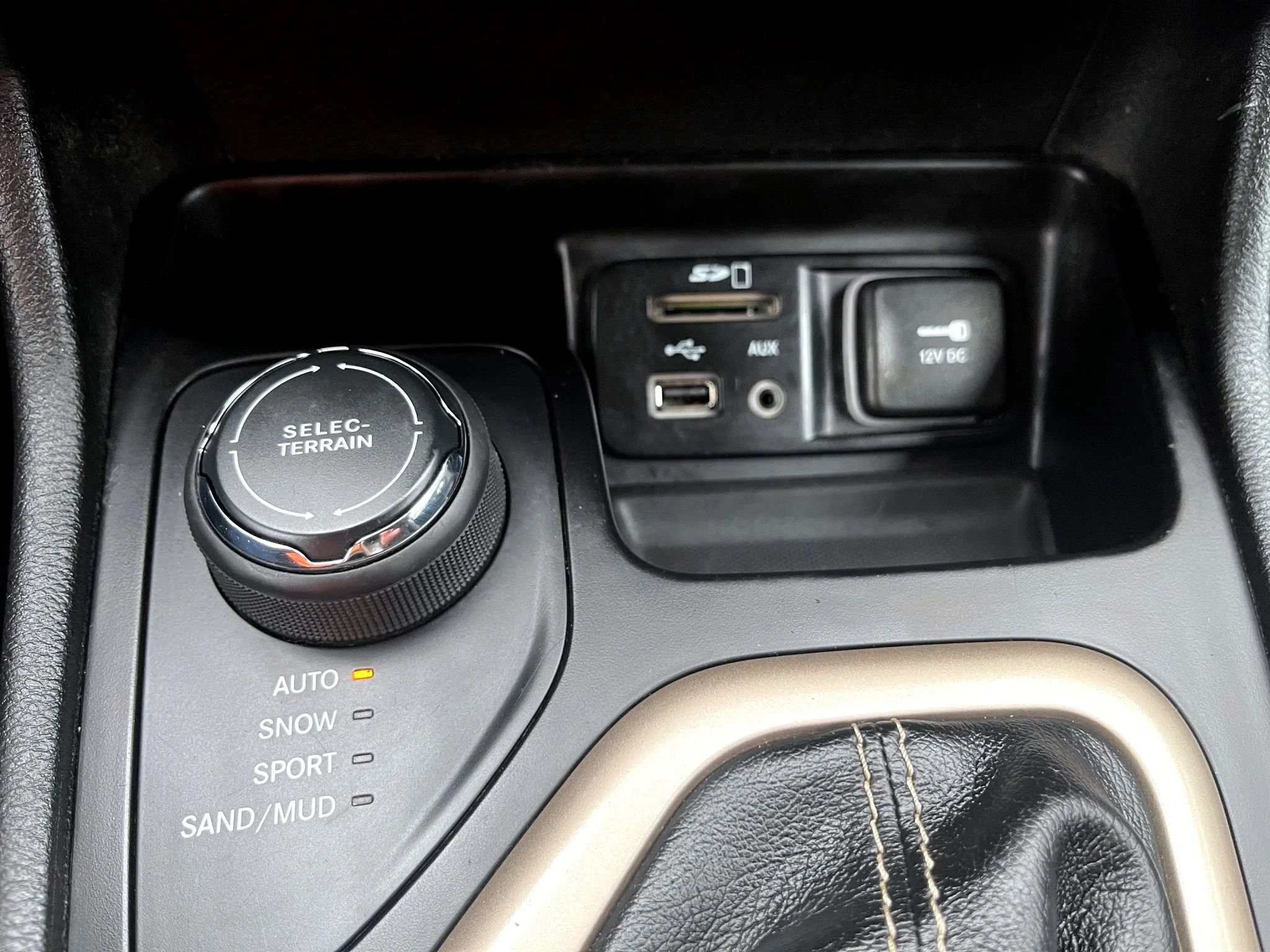 Used 2016 Jeep Cherokee Latitude AWD/4WD image 24